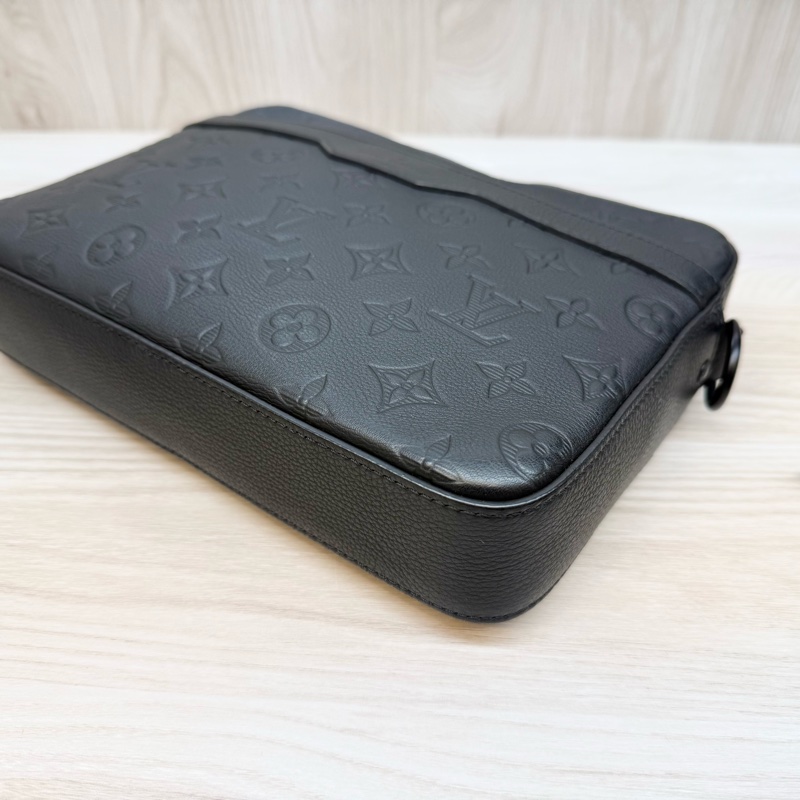 LV黑色牛皮壓紋Trio黑武士郵差包M46602-12