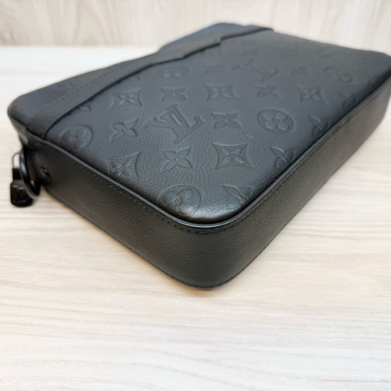 LV黑色牛皮壓紋Trio黑武士郵差包M46602-13