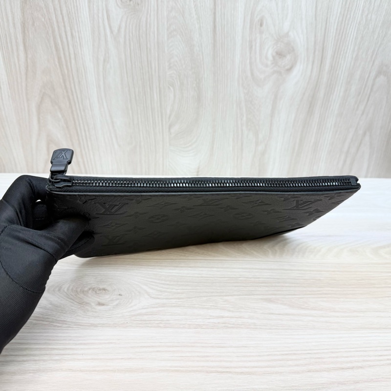 LV黑色牛皮壓紋Trio黑武士郵差包M46602-16