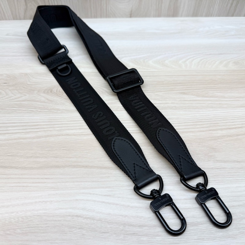 LV黑色牛皮壓紋Trio黑武士郵差包M46602-18