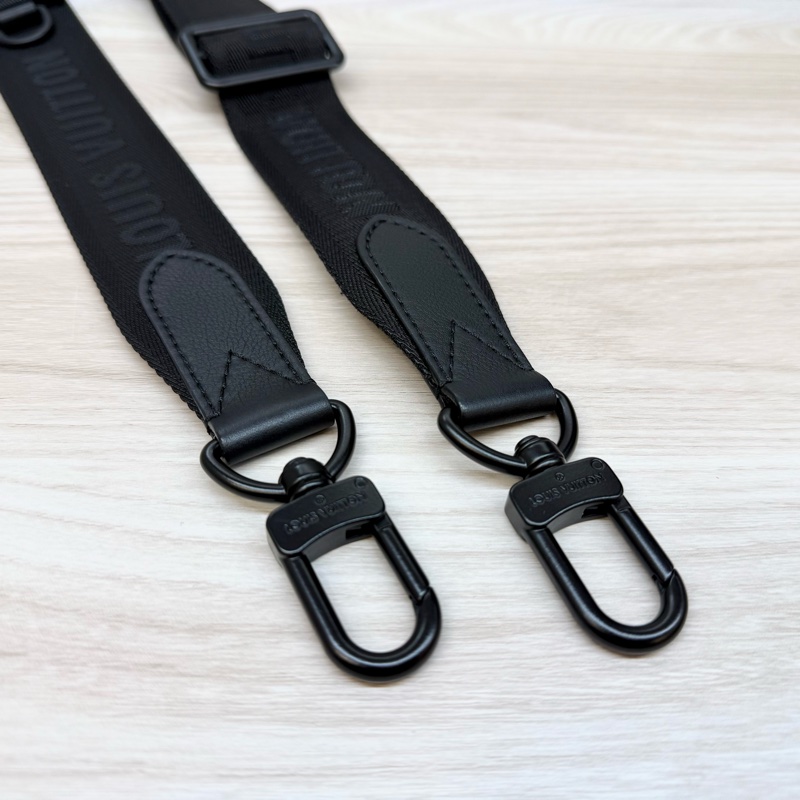 LV黑色牛皮壓紋Trio黑武士郵差包M46602-19