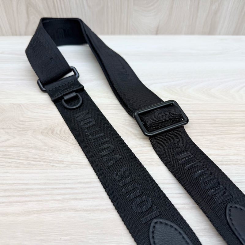 LV黑色牛皮壓紋Trio黑武士郵差包M46602-20