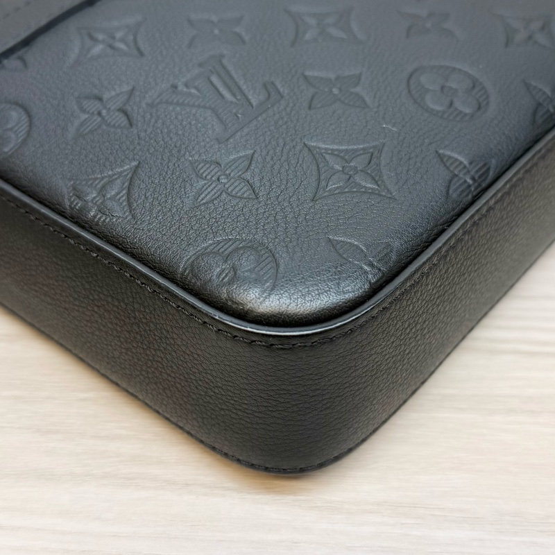 LV黑色牛皮壓紋Trio黑武士郵差包M46602-22