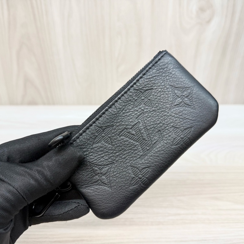 LV黑色牛皮壓紋Trio黑武士郵差包M46602-23