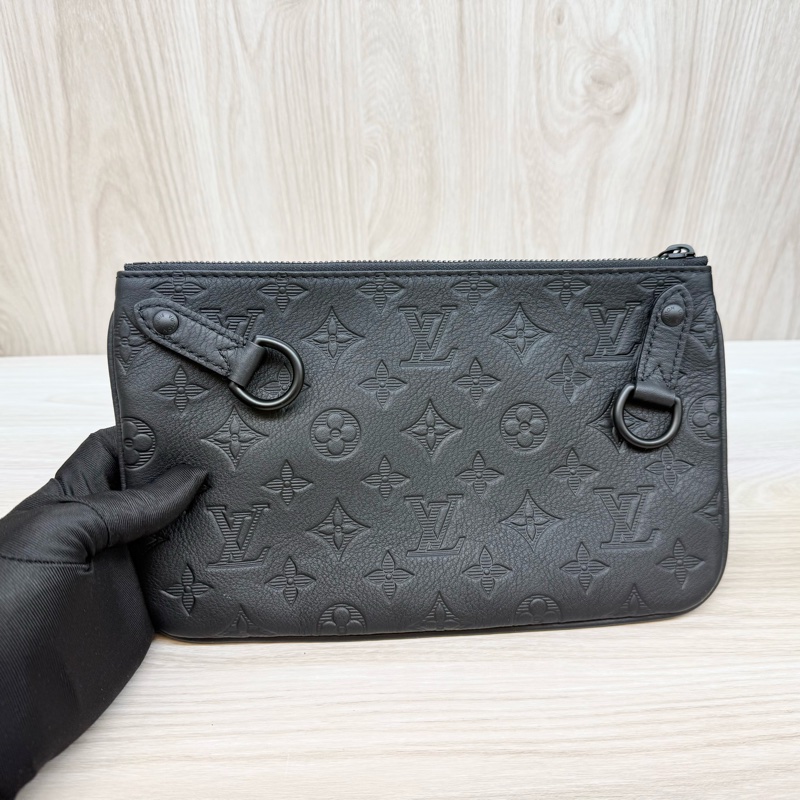 LV黑色牛皮壓紋Trio黑武士郵差包M46602-25