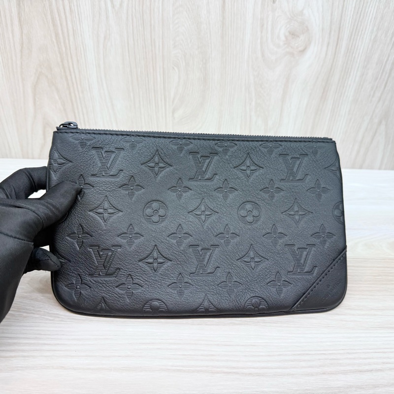 LV黑色牛皮壓紋Trio黑武士郵差包M46602-26