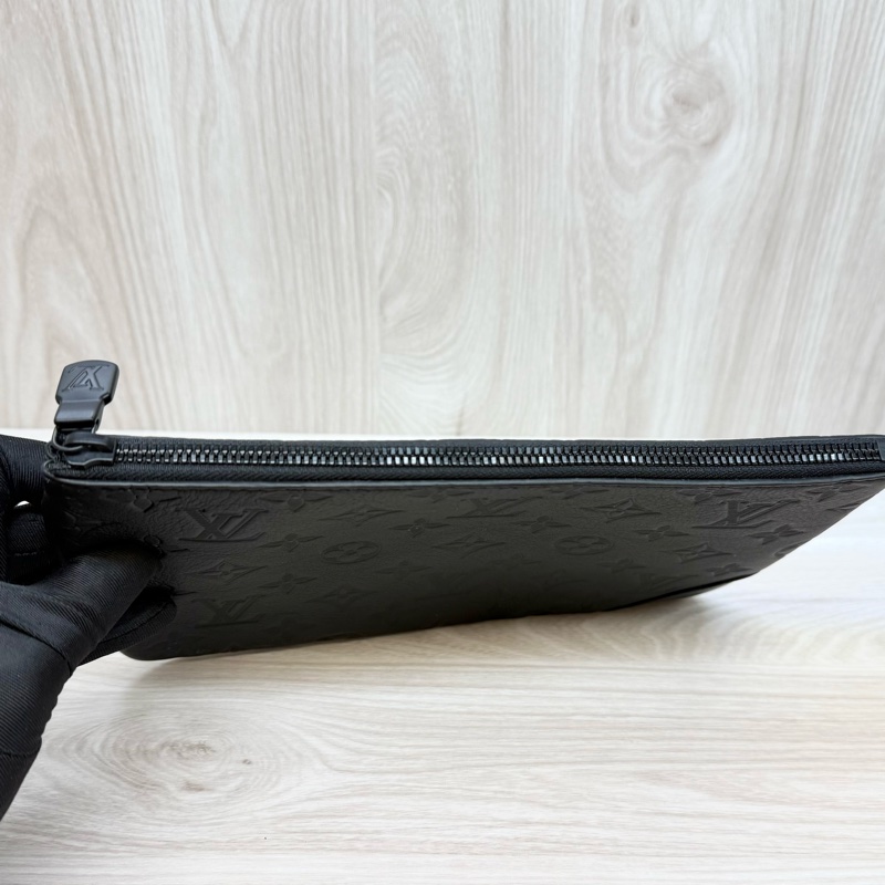 LV黑色牛皮壓紋Trio黑武士郵差包M46602-27