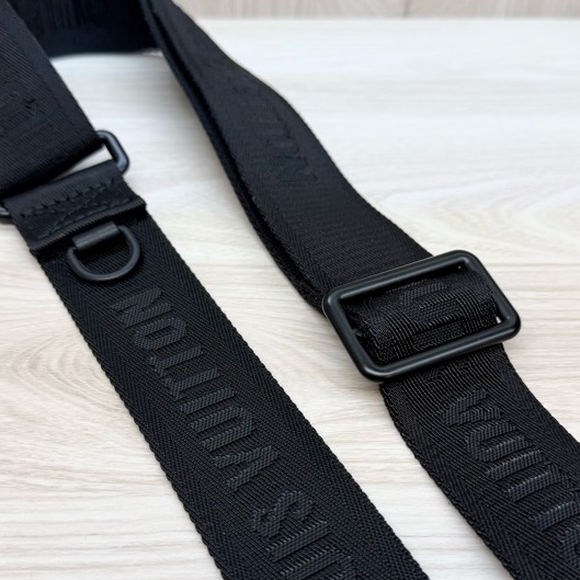 LV黑色牛皮壓紋Trio黑武士郵差包M46602-28