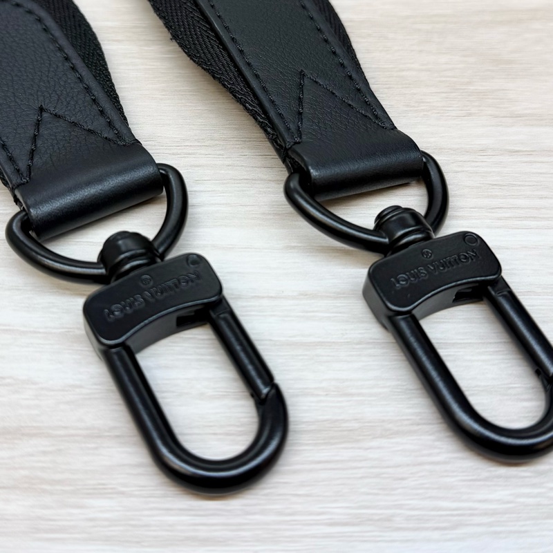 LV黑色牛皮壓紋Trio黑武士郵差包M46602-29