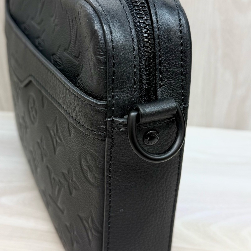 LV黑色牛皮壓紋Trio黑武士郵差包M46602-30