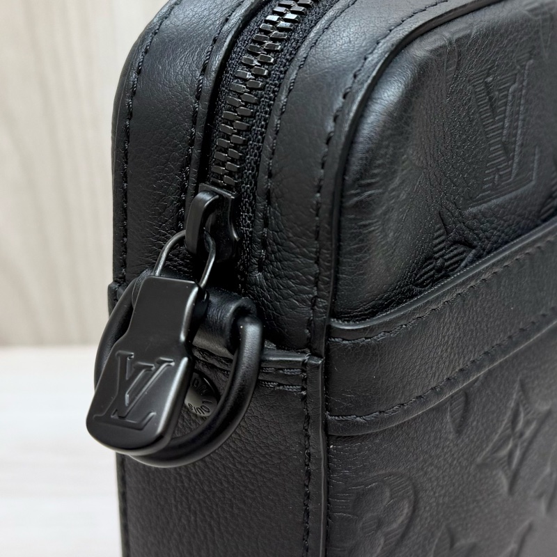 LV黑色牛皮壓紋Trio黑武士郵差包M46602-31