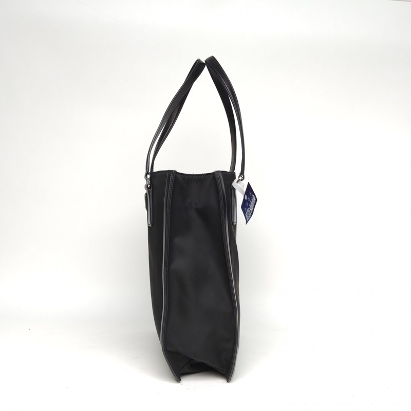 PRADA 黑色尼龍20AW手提降落傘豎版琴譜包-1