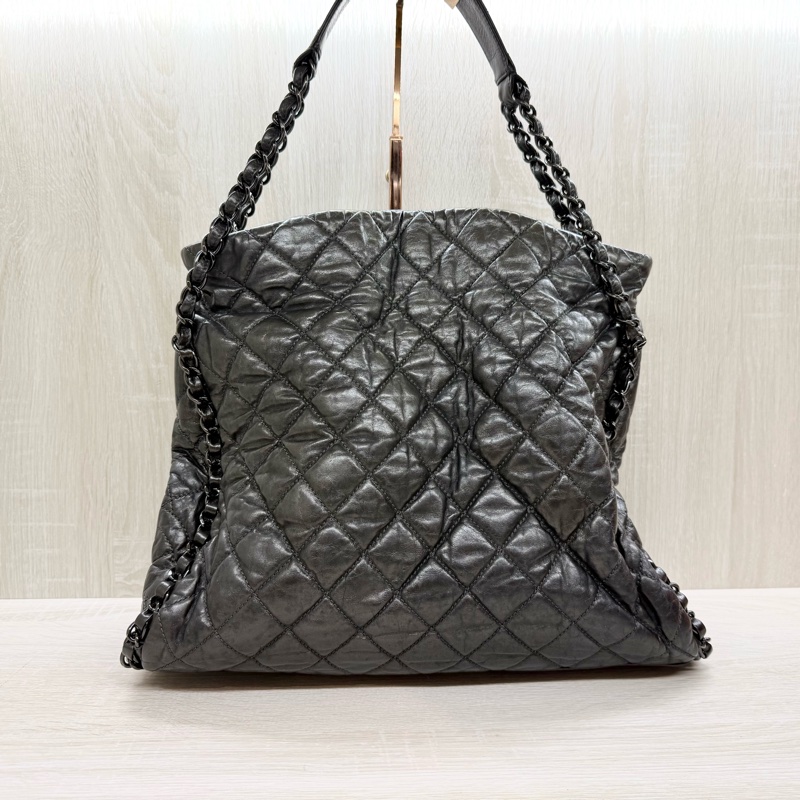 CHANEL炭灰色羊皮爆裂紋皮穿鏈滾邊黑釦HOBO單肩包A50493-3