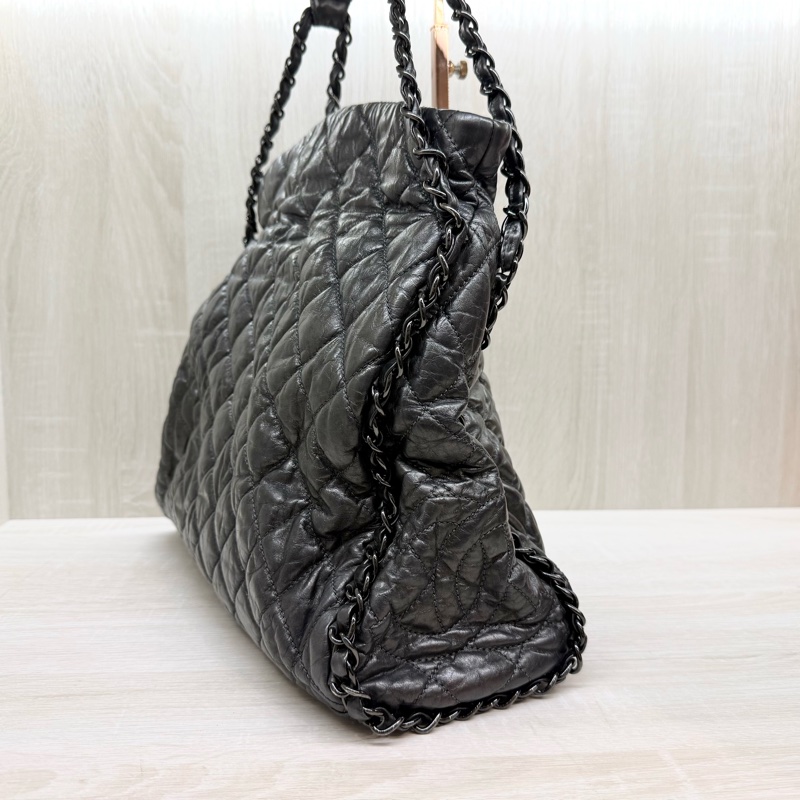 CHANEL炭灰色羊皮爆裂紋皮穿鏈滾邊黑釦HOBO單肩包A50493-5