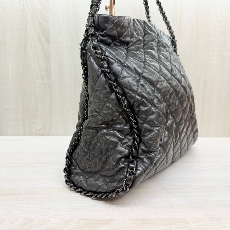 CHANEL炭灰色羊皮爆裂紋皮穿鏈滾邊黑釦HOBO單肩包A50493-6