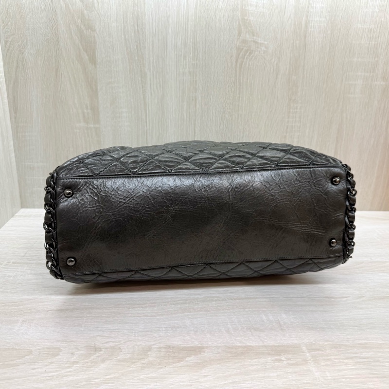 CHANEL炭灰色羊皮爆裂紋皮穿鏈滾邊黑釦HOBO單肩包A50493-10