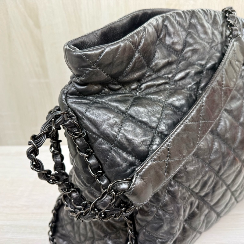 CHANEL炭灰色羊皮爆裂紋皮穿鏈滾邊黑釦HOBO單肩包A50493-11