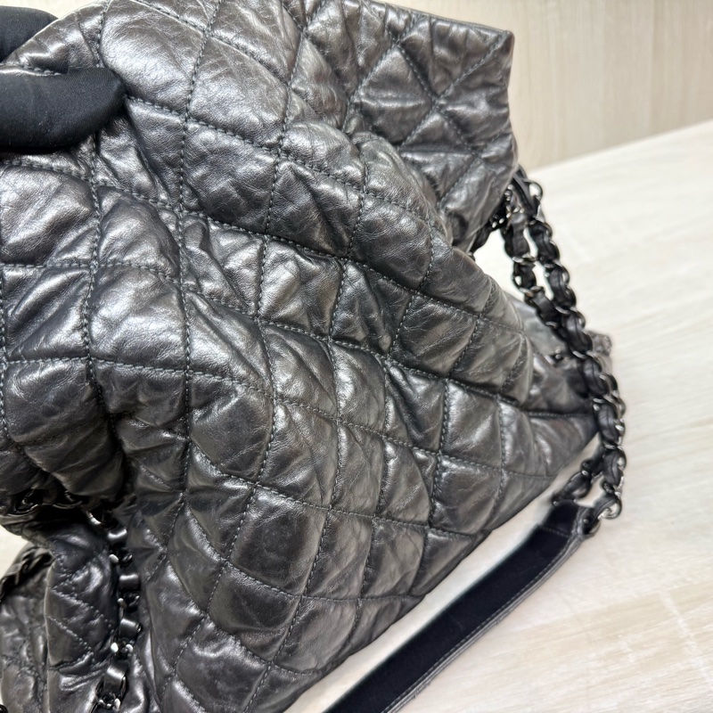 CHANEL炭灰色羊皮爆裂紋皮穿鏈滾邊黑釦HOBO單肩包A50493-12