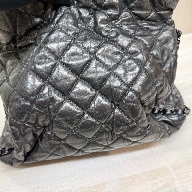 CHANEL炭灰色羊皮爆裂紋皮穿鏈滾邊黑釦HOBO單肩包A50493-13