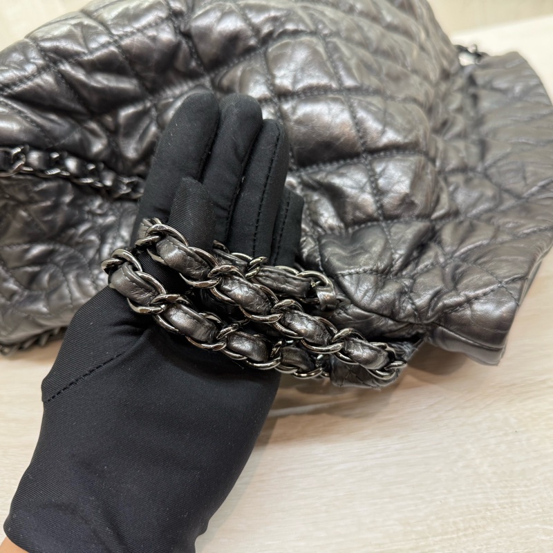 CHANEL炭灰色羊皮爆裂紋皮穿鏈滾邊黑釦HOBO單肩包A50493-14