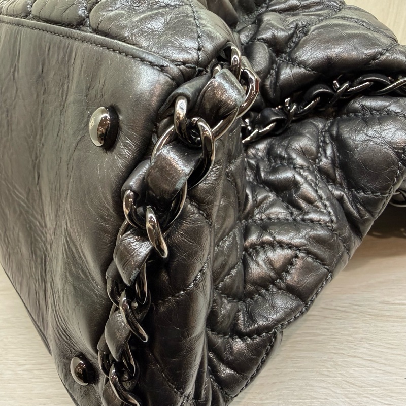 CHANEL炭灰色羊皮爆裂紋皮穿鏈滾邊黑釦HOBO單肩包A50493-15