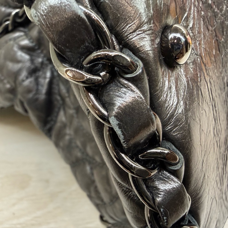 CHANEL炭灰色羊皮爆裂紋皮穿鏈滾邊黑釦HOBO單肩包A50493-17