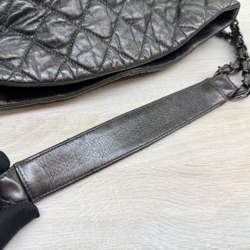 CHANEL炭灰色羊皮爆裂紋皮穿鏈滾邊黑釦HOBO單肩包A50493-18