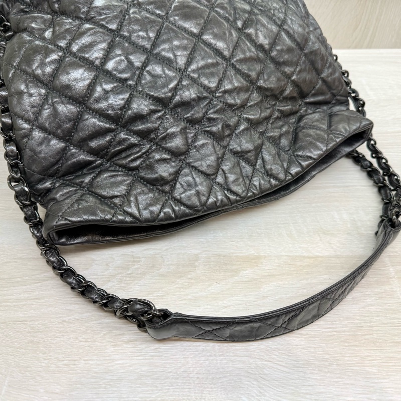 CHANEL炭灰色羊皮爆裂紋皮穿鏈滾邊黑釦HOBO單肩包A50493-19