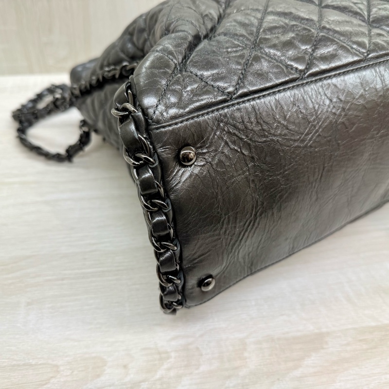 CHANEL炭灰色羊皮爆裂紋皮穿鏈滾邊黑釦HOBO單肩包A50493-21