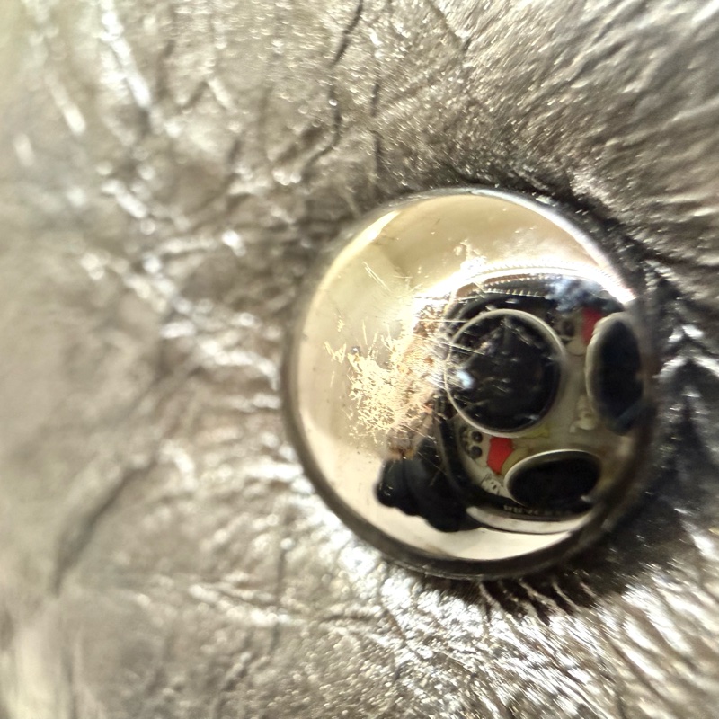 CHANEL炭灰色羊皮爆裂紋皮穿鏈滾邊黑釦HOBO單肩包A50493-22