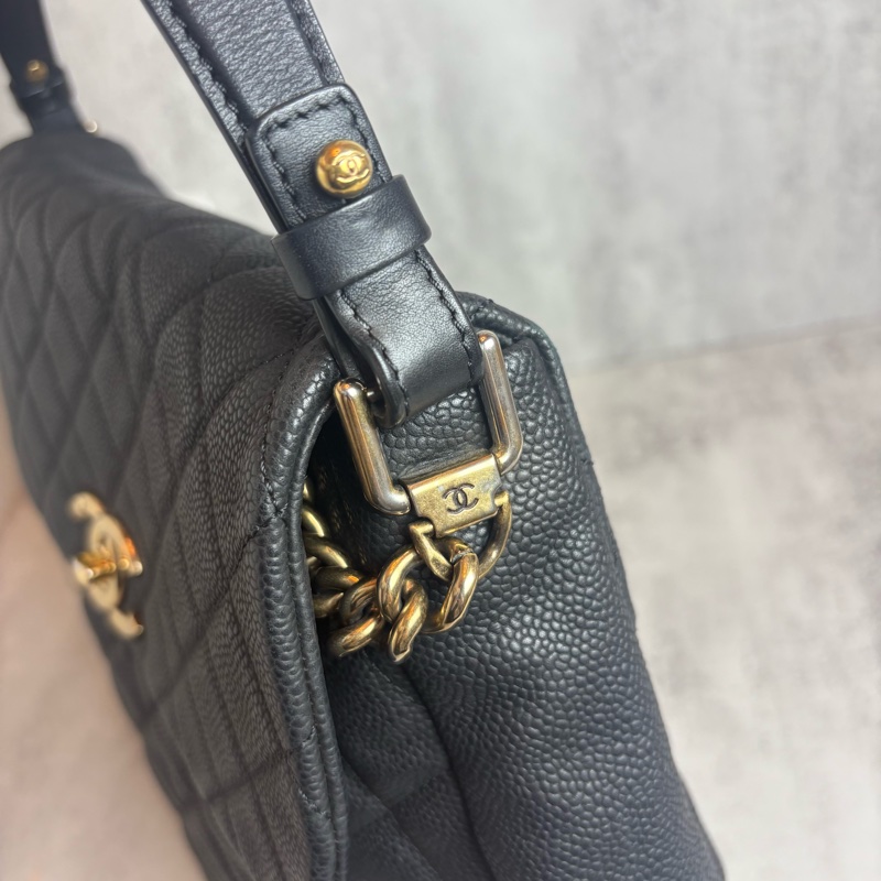 chanel 黑色荔枝皮 金扣 大logo 兩用包-4