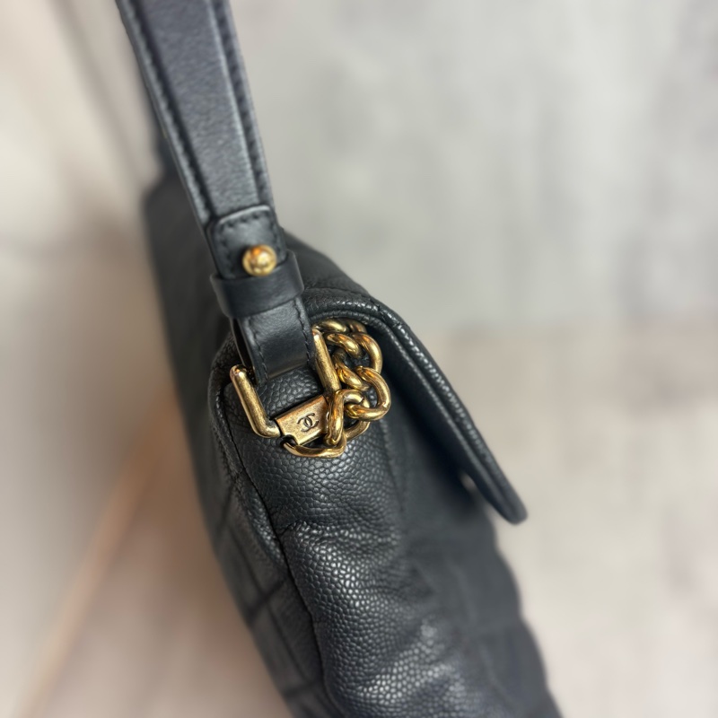 chanel 黑色荔枝皮 金扣 大logo 兩用包-5