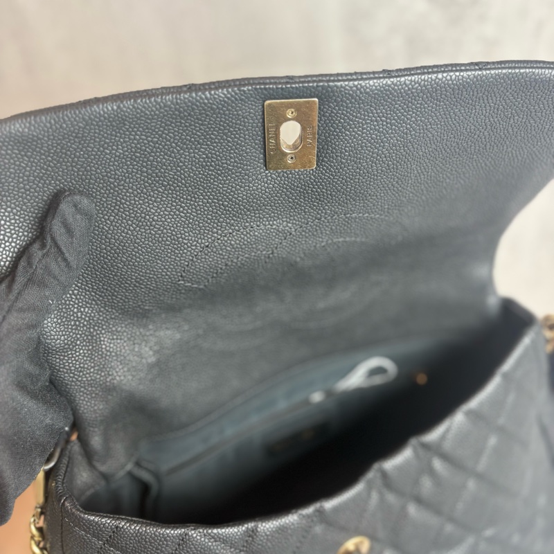 chanel 黑色荔枝皮 金扣 大logo 兩用包-12