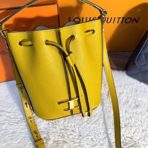 櫃上快三折甜售💛皮質真的好TOD’S全牛皮 招財黃 斜背包 小水桶