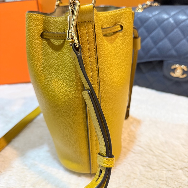 櫃上快三折🫨甜售💛皮質真的好TOD’S全牛皮 招財黃 斜背包 小水桶-6