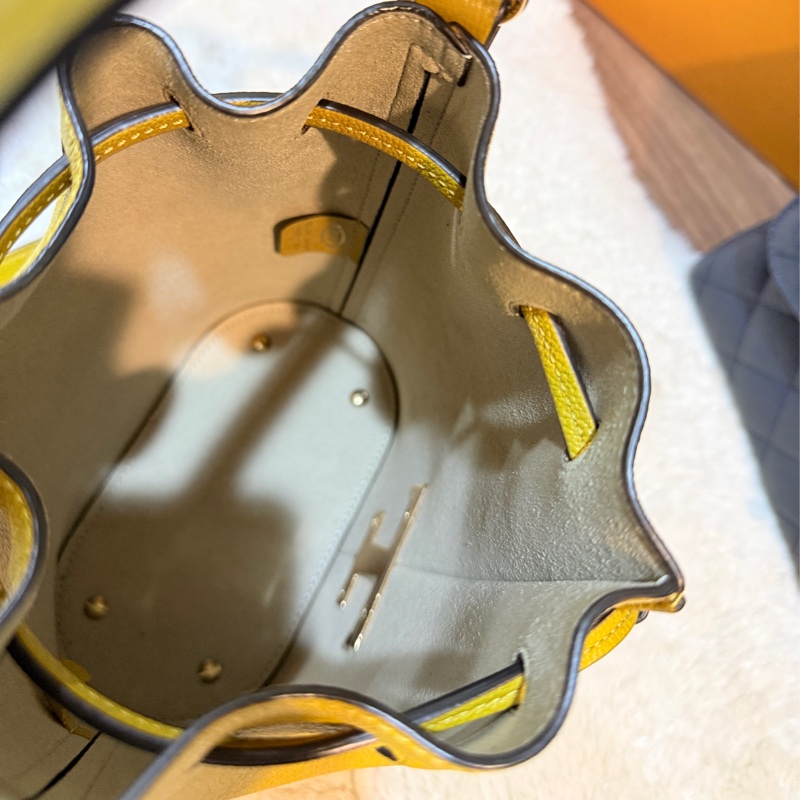 櫃上快三折🫨甜售💛皮質真的好TOD’S全牛皮 招財黃 斜背包 小水桶-21