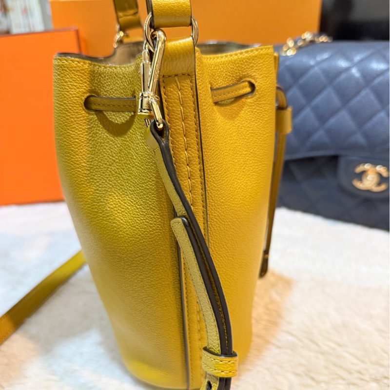 櫃上快三折🫨甜售💛皮質真的好TOD’S全牛皮 招財黃 斜背包 小水桶-24