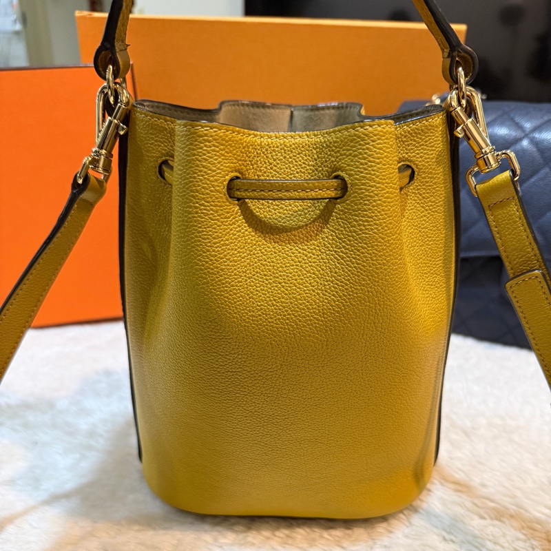 櫃上快三折🫨甜售💛皮質真的好TOD’S全牛皮 招財黃 斜背包 小水桶-25