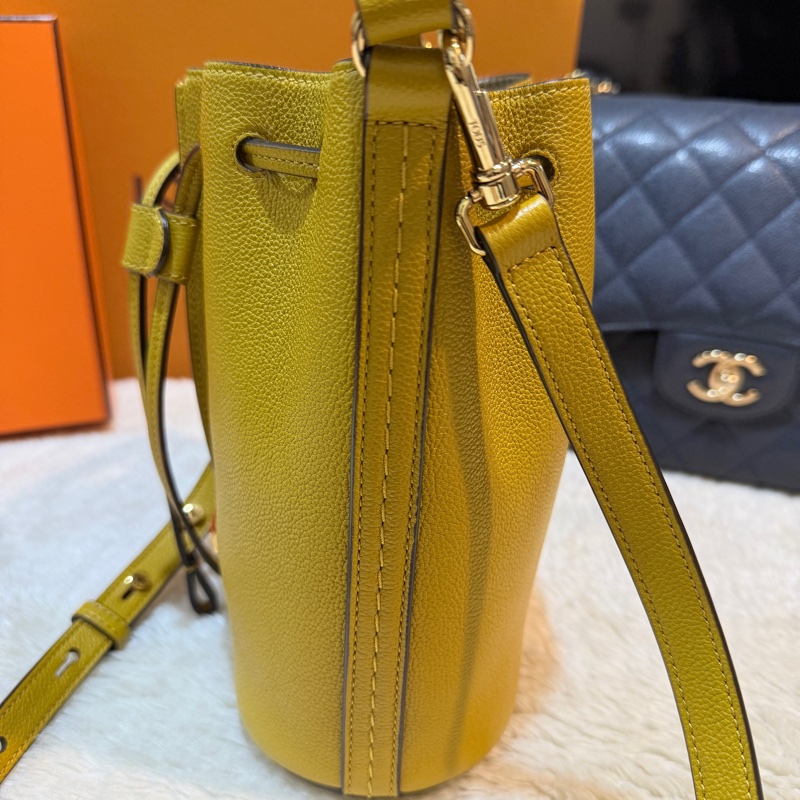 櫃上快三折🫨甜售💛皮質真的好TOD’S全牛皮 招財黃 斜背包 小水桶-26