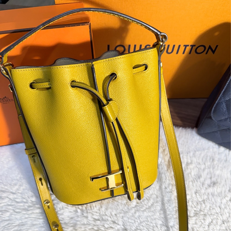 櫃上快三折🫨甜售💛皮質真的好TOD’S全牛皮 招財黃 斜背包 小水桶-30