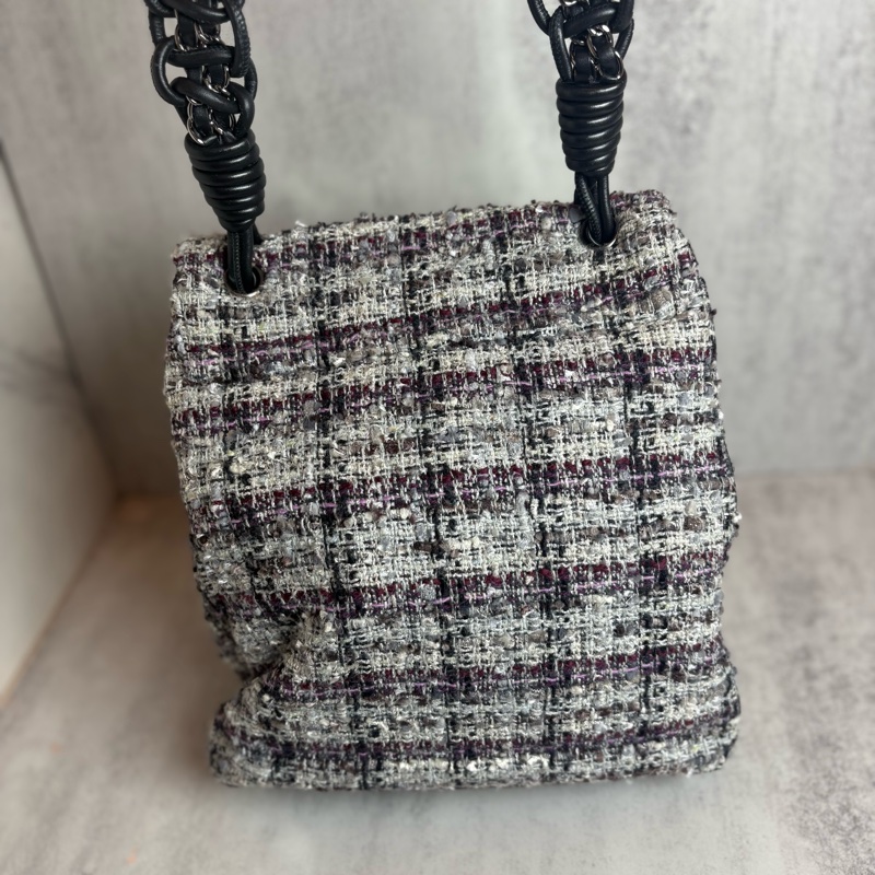 chanel 灰底紅黑格紋 羊毛 斜紋 軟呢 黑皮串銀鏈-1