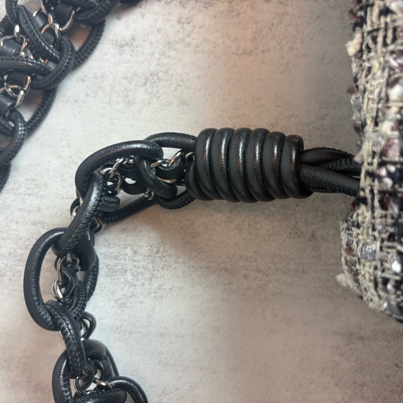 chanel 灰底紅黑格紋 羊毛 斜紋 軟呢 黑皮串銀鏈-5