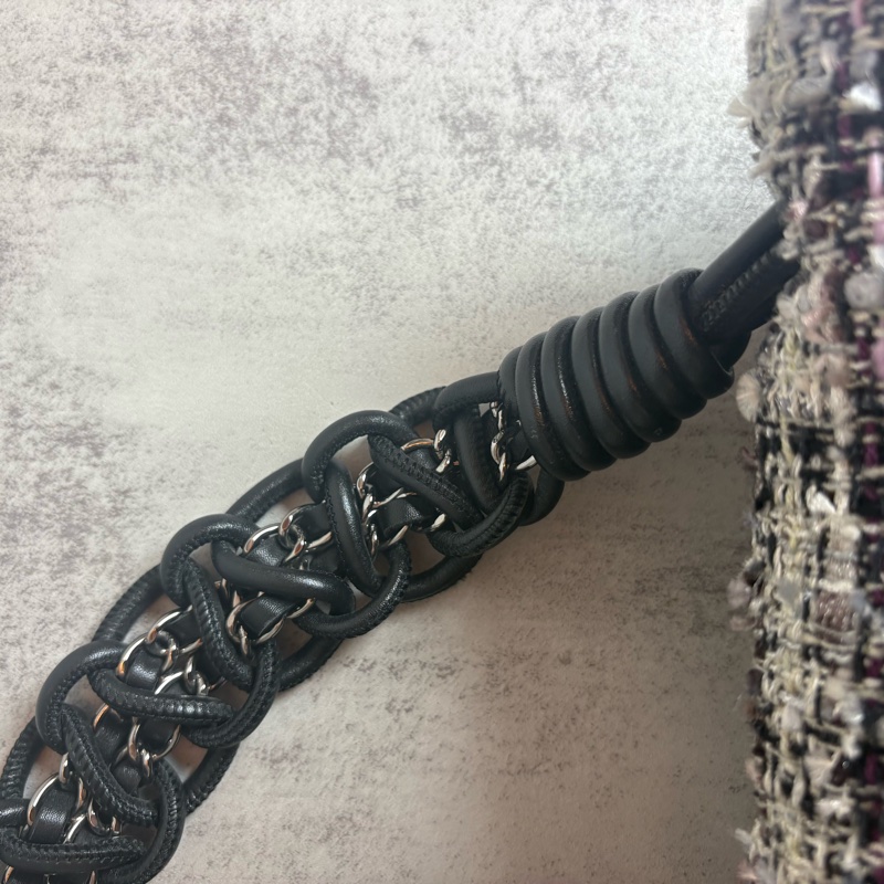 chanel 灰底紅黑格紋 羊毛 斜紋 軟呢 黑皮串銀鏈-6