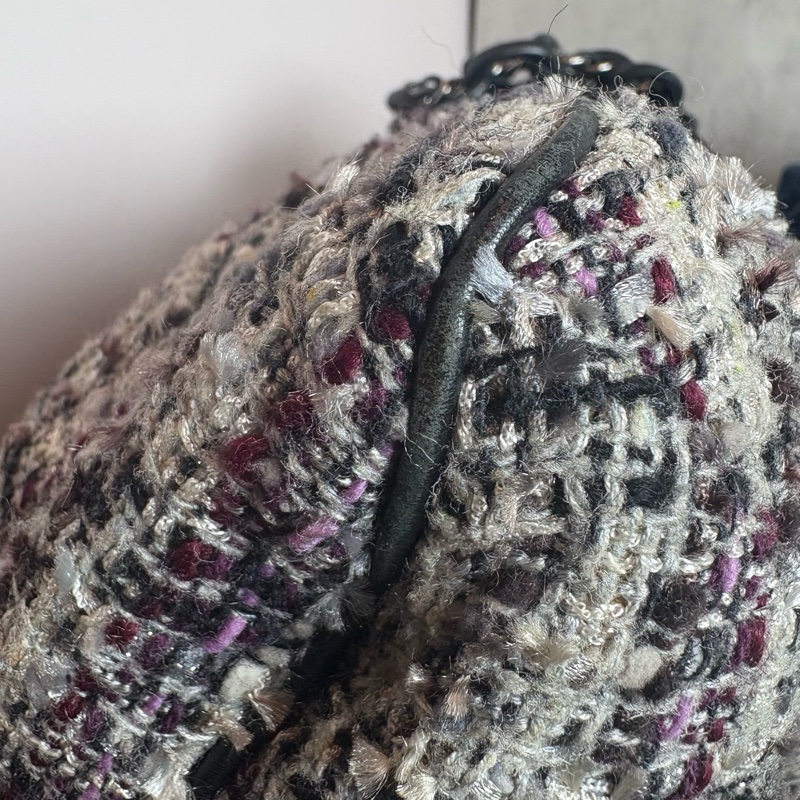 chanel 灰底紅黑格紋 羊毛 斜紋 軟呢 黑皮串銀鏈-16