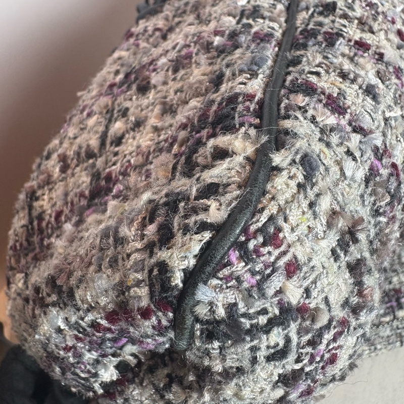 chanel 灰底紅黑格紋 羊毛 斜紋 軟呢 黑皮串銀鏈-17