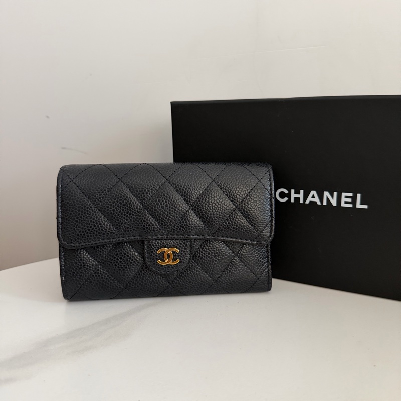 Chanel黑色荔枝金扣中夾-0