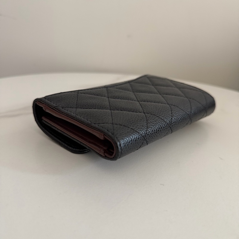 Chanel黑色荔枝金扣中夾-1