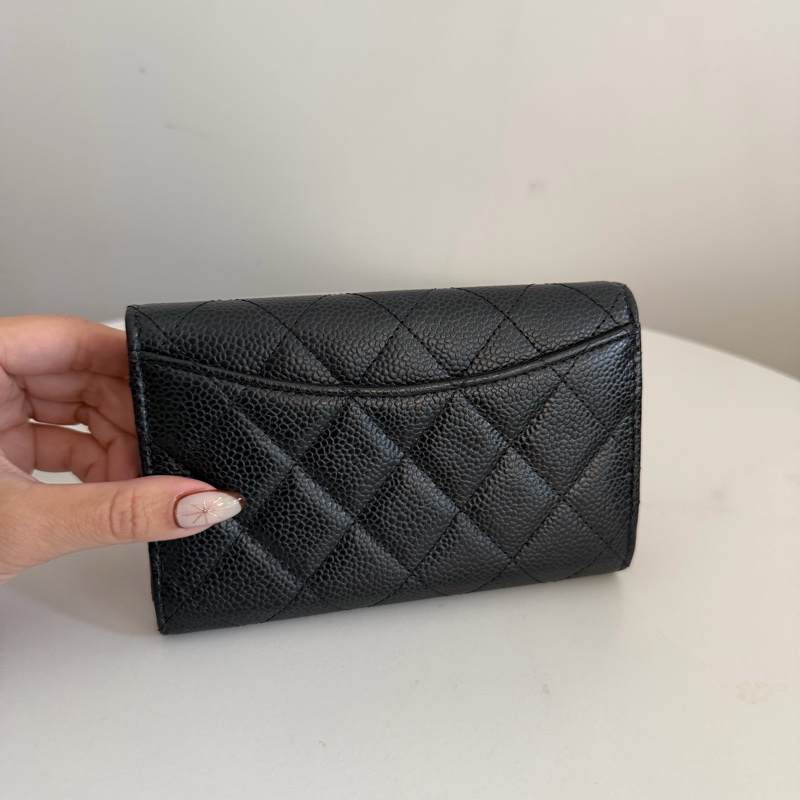 Chanel黑色荔枝金扣中夾-3