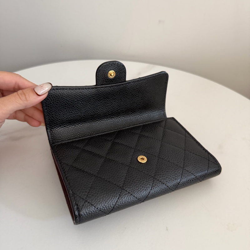 Chanel黑色荔枝金扣中夾-6