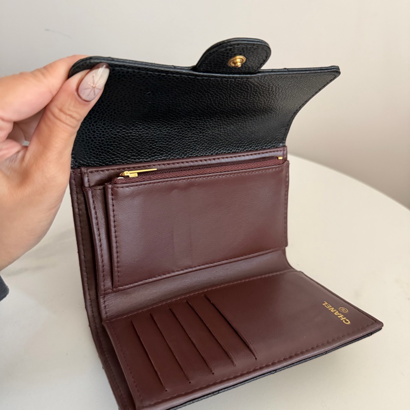 Chanel黑色荔枝金扣中夾-7